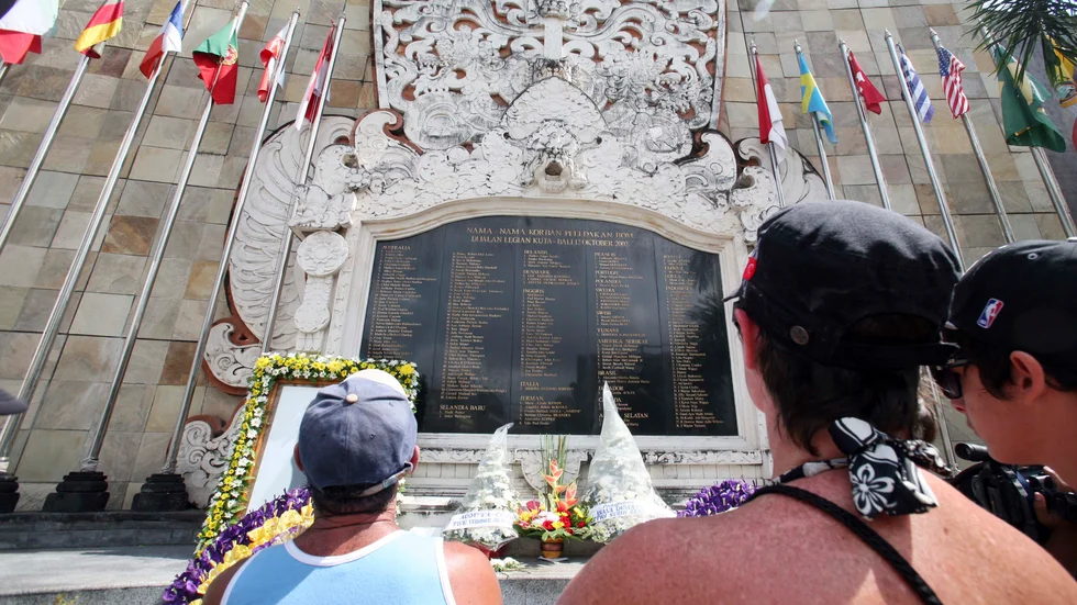 Turister vid det minnesmonument som upprättades efter terrorattackerna i turisttäta Kuta på Bali 2002. Arkivbild.