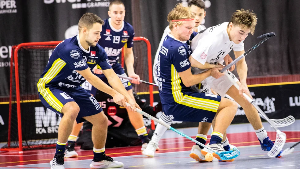 Visby IBK hämtade upp 2-6 till 5-6 i sista perioden, men närmare kom inte laget och AIK kunde vinna. Här Visbys nyförvärv Timmy Lindkvist och Oscar Magnusson.