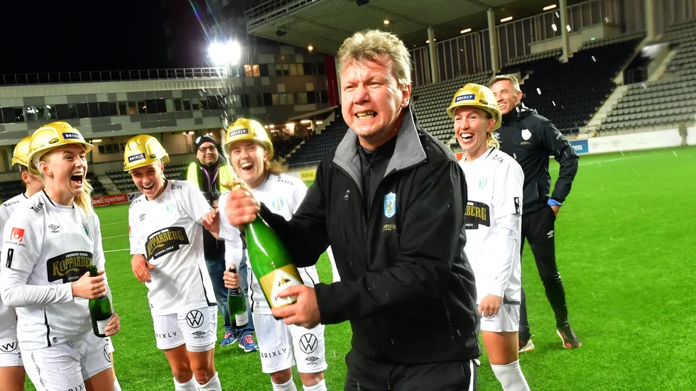 Jörgen Ericson kunde fira Göteborgs SM-guld tillsammans med spelarna i början av november. Men nu har han drabbats av corona, och kan inte följa med till onsdagens Champions League-match i Manchester.