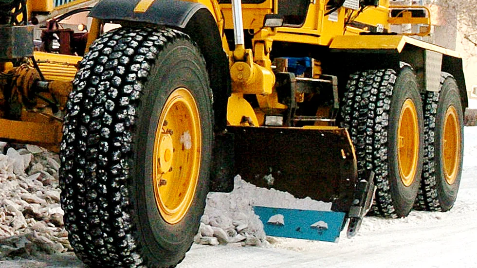 Märkligt att väghyveln kommer efter sandbilen, menar skribenten.