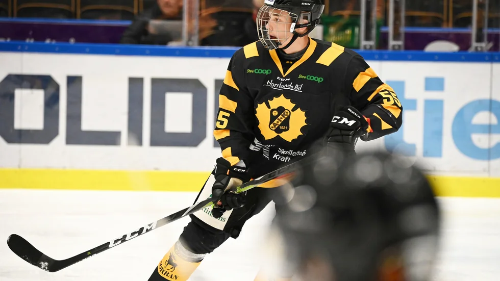 Elias Salomonsson, från Skellefteå och född 2004, gör historisk SHL-debut i moderklubben. Han blir samtidigt näst yngsta spelare i AIK efter Adam Larsson. 