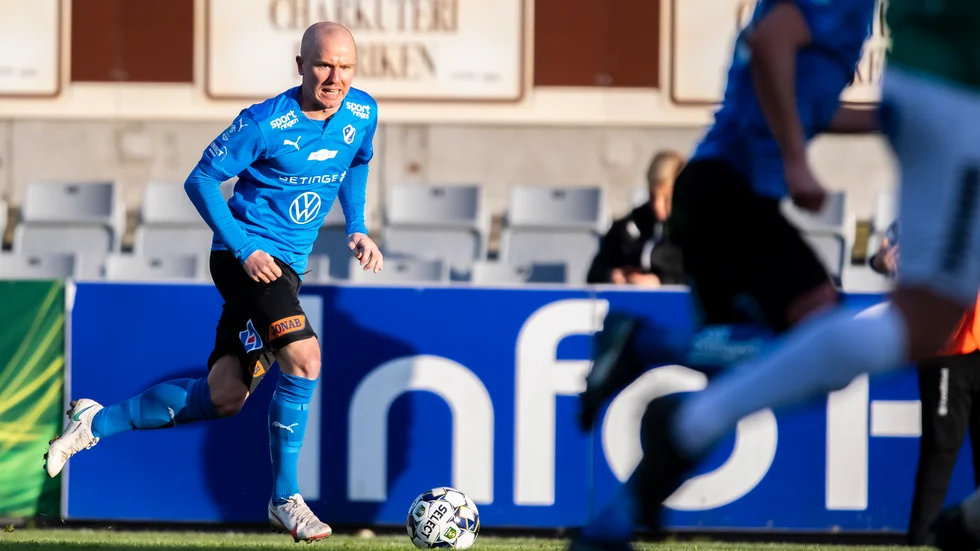 Simon Lundevall blir kvar i Halmstad dit han kom under hösten.