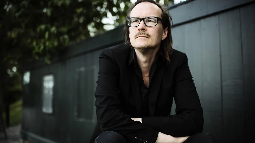 I ”Fallna änglars kör” sjunger Matti Ollikainen det som gett titeln till hans personliga bok: ”…jag vet inte vem som orkar lyssna på trasiga toner/det måste vara någon som är helt trasig själv.”