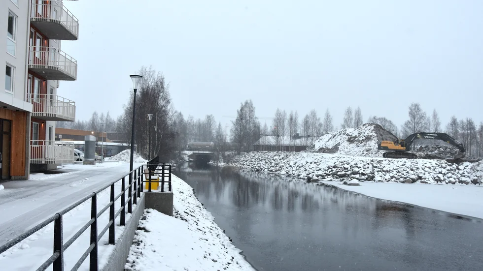 Luleå kajakklubb har som förslag att placera fördämningen in till innerfjärdarna vid Kuststad i Södra hamn. På så sätt skulle vattennivån även  inne i Skurholmsfjärden kunna hållas på önskad nivån. Kajakklubben föreslår även att vatten ska pumpas in för att öka genomströmningen och på så sätt minska växtligheten i innerfjärdarna.