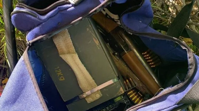 Efter ett tips till polisen hittades i mitten av september dubbla avsågade vapen och 1300 patroner vid en sjö i Norsjötrakten.