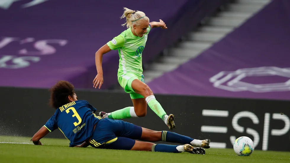 Två giganter i duell. Wendie Renard, liggande, och Pernille Harder, är två av finalisterna till Fifas pris till årets bästa fotbollsspelare. Arkivbild.