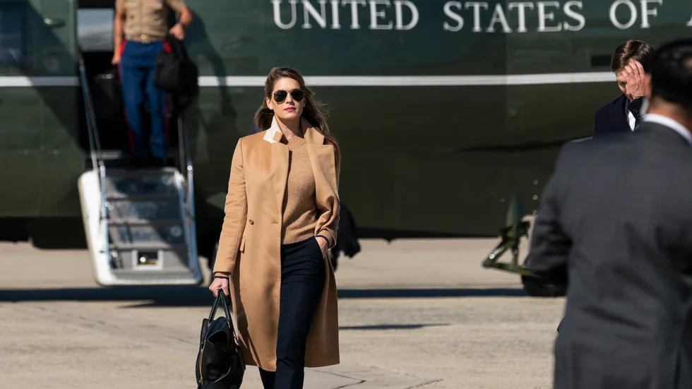 Donald Trumps tidigare kommunikationschef Hope Hicks reste tillsammans med presidenten så sent som i onsdags.
