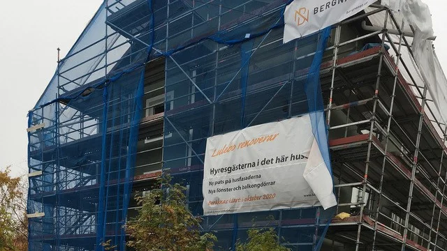 Vinden spelar innebörden på vepan ett spratt. Ja, varför dessa byggnadsställningar när ändå Lulebo verkar ha för avsikt att renovera hyresgästerna – inte huset. 