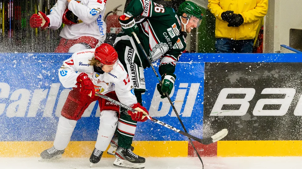 Tim Söderlund i den vita Almtunatröjan i kamp vid sargen mot Tingsryd.
