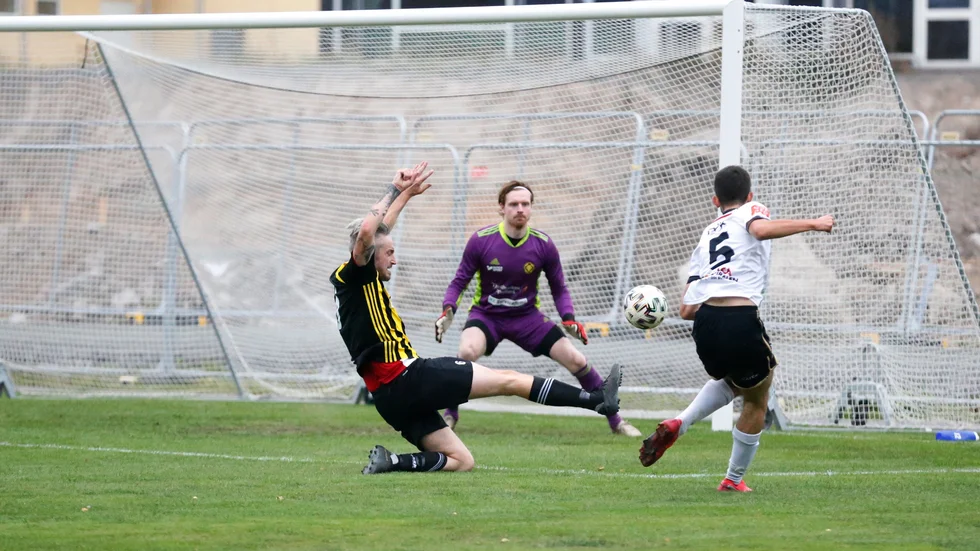 Både målvakten Albin Liffner och mittbacken Johan Lundin har skrivit på för Västerviks FF över säsongen 2021.