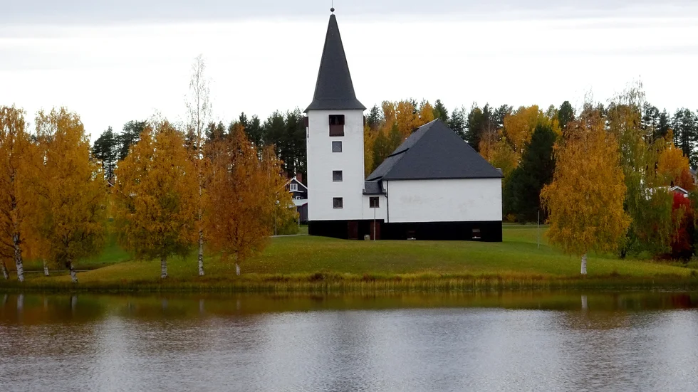 Vuollerims kyrka, här i höstskrud.