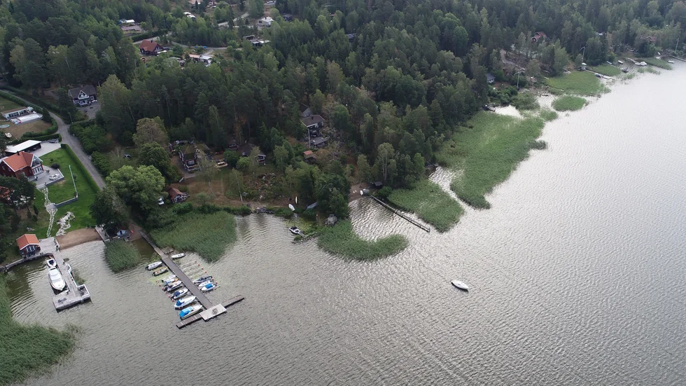 Ett generellt upphävande av strandskyddet för tomtmark är en enkel och självklar åtgärd som direkt skulle bespara 100 000 - tals fastighetsägare åtskillig ilska och huvudbry. Skriver Leif Lundborg.
