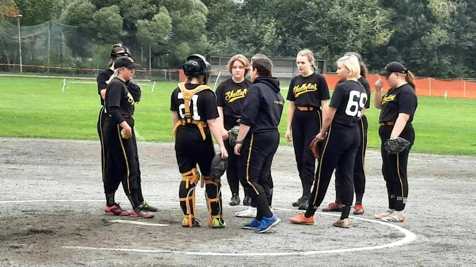 Skellefteå Softboll spelade sitt första junior-SM. ”Tjejerna har jobbat extremt hårt”, säger coachen Samantha Edström.