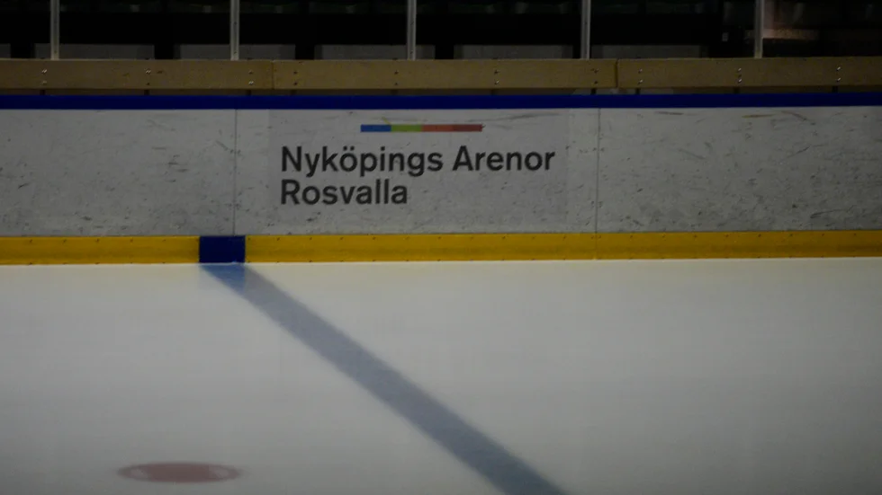 En läcka i ett rör som leder kylan är orsak till isproblemen på Rosvalla.