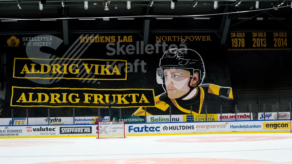 Tifot hängde kvar över Västra Stå under hela matchen.
