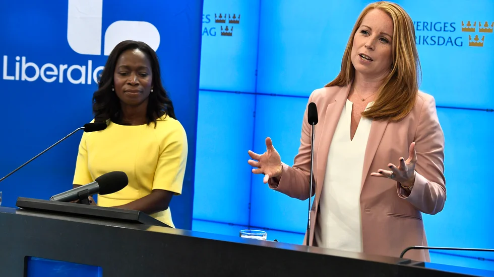 "Centerpartiet ser fortfarande att lösningarna för en stabil och långsiktig politik finns i mitten, inte på vänster- eller högeryttern", skriver Inger Fredriksson (C). Här ses Liberalernas partiledare Nyamko Sabuni och Centerpartiets Annie Lööf som presenterade en uppgörelse om sänkt skatt förra hösten