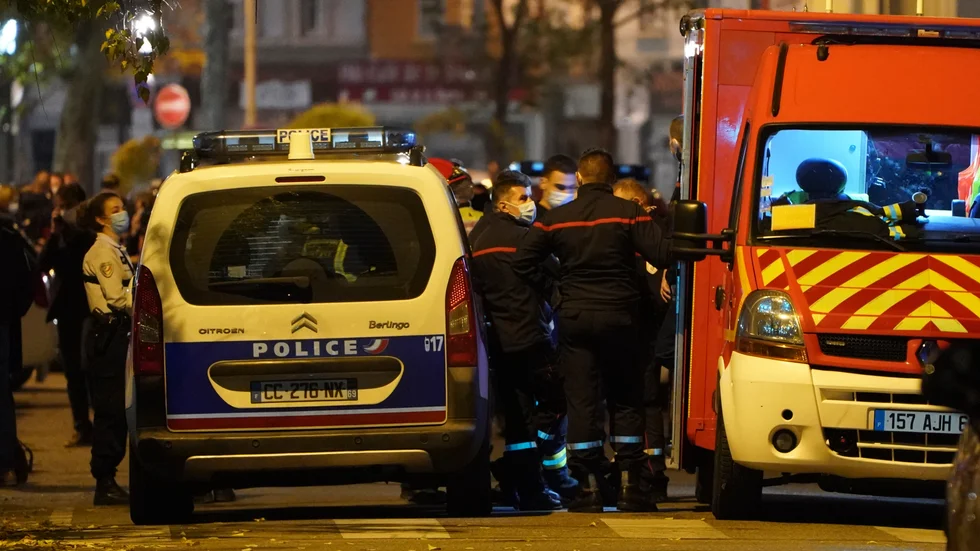Poliser och räddningspersonal spärrar av den plats i franska Lyon där en grekisk-ortodox präst skottskadades allvarligt på lördagen.