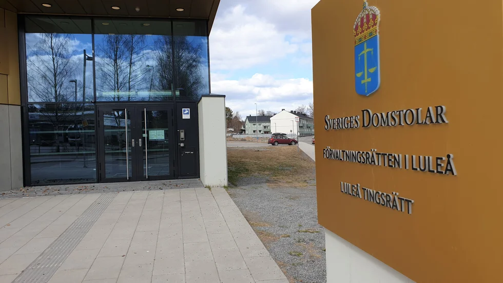 Genom att ansöka om kvarsittanderätt vid tingsrätten i den aktuella kommunen där Stina bor, kan hon få tillbaka sin bostad.