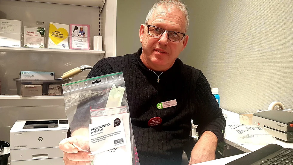 Apotekschefen på Apoteket Lejonet i Luleå, Dan Essner, håller upp den utrustning som gäller framöver. Den som vill testa sig själv måste först boka via 1177 och sedan skicka ett symptomfritt ombud att hämta ut testet. När det sedan är gjort ska det tillbaka till apoteket inom 90 minuter, även det med ombud.