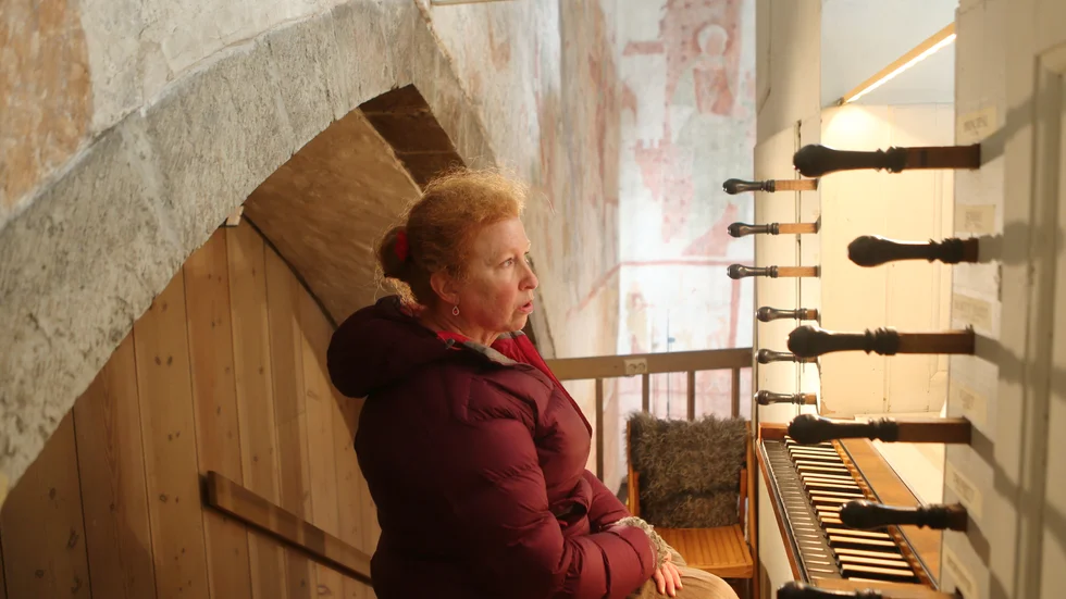 Organist Emelie Stolpe Marklund är bekymrad över att kyrkoorglarna möglar. "Det är ett problem som samfälligheten kommer att behöva en strategi för", säger hon.