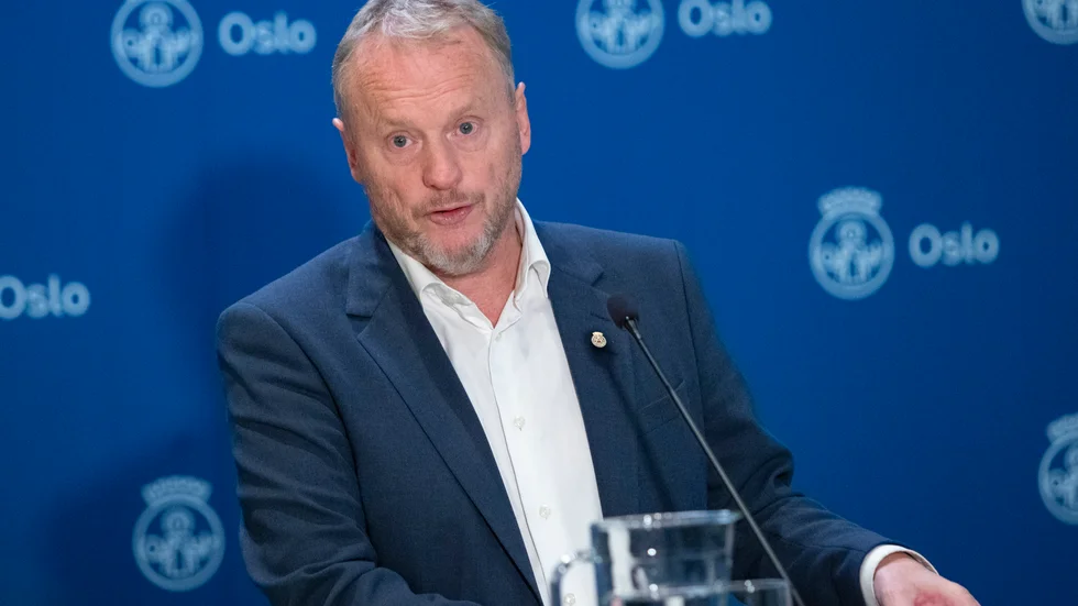 Oslos kommunalråd Raymond Johansen under presskonferensen där restriktionerna meddelades.