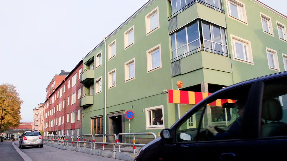 Två balkonger som ska bytas på Köpmangatan i Eskilstuna bildar bokstavligt talat ett trafikhinder i ett par månader.