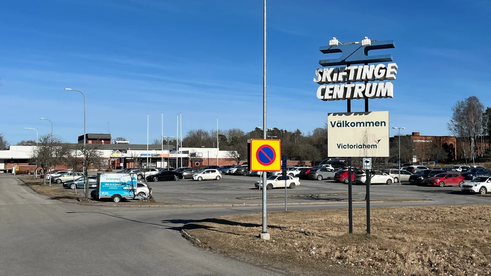 På den här parkeringen i Skiftinge stod schaktflaket i fredags kväll. I söndags stod det inte längre kvar.