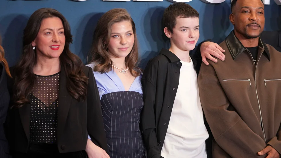 Adolescence är en serie som bär på ett starkt budskap om tonårspojkar i kris och föräldrar som måste bry sig. Här ses skådespelarna Jo Hartley, Amelie Pease, Owen Cooper och Ashley Walters.
