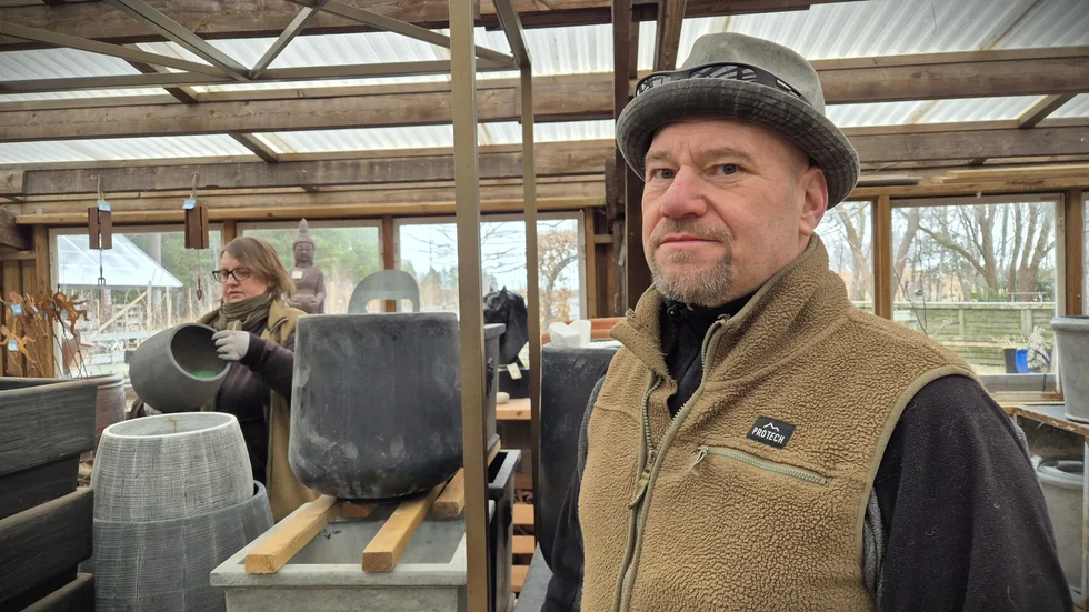Exponeringsytorna i butiken ska vara i ordning till säsongsöppningen på Vidersborgs plantskola. Det är 30 år sedan Monika och Patrick Johansson tog över företaget. "Man tröttnar aldrig på växter."