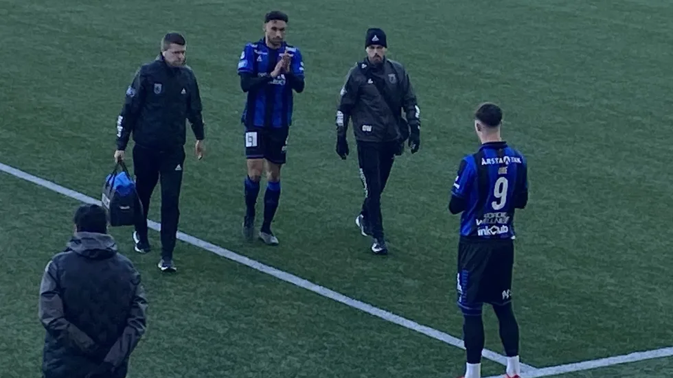 Här byter Joakim Persson med Robbie Ure i lördagens match.