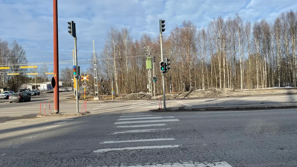 Både den gående kvinnan och bilisten hade grönt ljus, men på grund av väjningsplikten ska föraren släppa de som går. Nu blev paret påkörda på övergångsstället. 