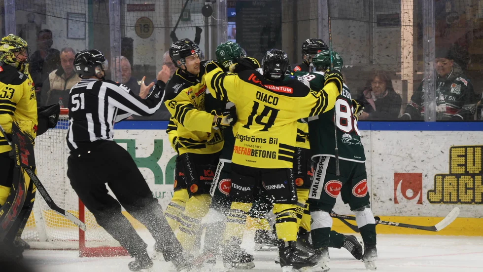 Vimmerby Hockey föll tungt mot Tingsryd i det fjärde mötet i play out-serien. Nu måste laget vinna tre raka matcher för att få spela i Hockeyallsvenskan även nästa säsong.