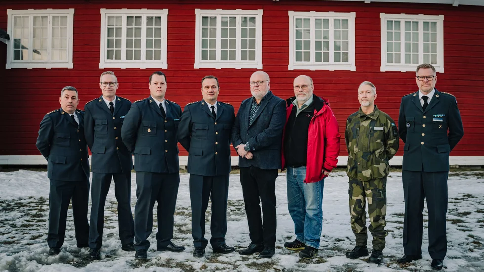 Bilden från vänster: Regementsförvaltare Ted Strömbäck, överstelöjtnant Mathias Vainionpää, chef Norrbottens pansarbataljon, fanjunkare Oscar Åhlund som går till Försvarsmaktens tekniska skola i Halmstad, fanjunkare Anders Vesterlund som numera tjänstgör vid Totalförsvarets skyddscentrum i Umeå, löjtnant Michael Engström som gått i pension, serviceman Mikael Walsås som tilldelas NOR, major Niclas Bäck som tilldelades I 19:s förtjänstmedalj i silver och längst till höger regementschefen Nils Johansson. 
