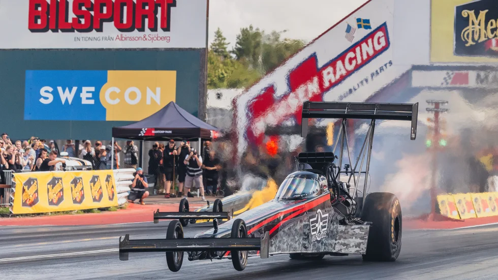 Dennis Nilsson kör i värstingklassen Top Fuel. Åtta bilar finns på startlinjen på Mantorp park i sommar.