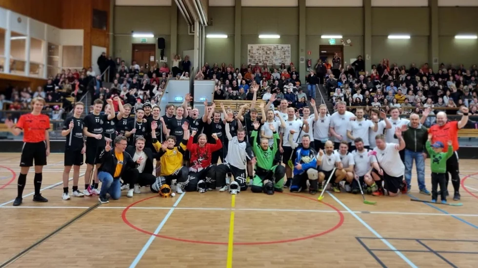 Hemvändarna, i vitt, vann med 13–9 mot dagens A-lag (Argentum 91) inför en proppfull sporthall i Arjeplog. 