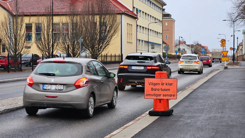 Nya kommunskyltar står uppställda på Östermalmsgatan. Budskapet är efterlängtat: "Vägen är klar, bara tusen omvägar senare".