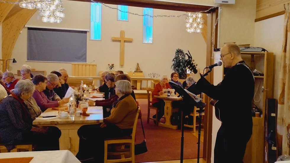 Tony Berglund sjunger julsånger både med oss och för oss.