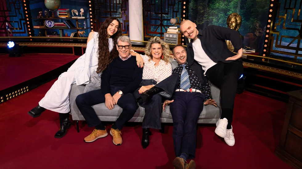 Deltagarna i nya omgången av "Bäst i test" våren 2025 i TV4: Gina Dirawi, Jan Rippe, Christine Meltzer, Olle Sarri och Alfred Svensson. Pressbild.
