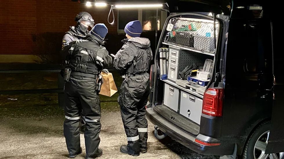 Rester av handgranaten, bland annat tändningsanordningen, kunde säkras på platsen. På delarna hittades dna från den nu åtalade 19-åringen. 