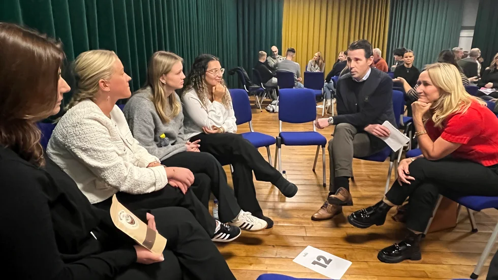 Ella Lindahl Brolin, Liza Wiman, Tilda Eriksson och Diba Moschiri har kommit en bra bit på vägen med sitt företag, BloomBoost UF, men får nya råd på vägen från "boostarna" Marcus Grimerö och Anna Blom.