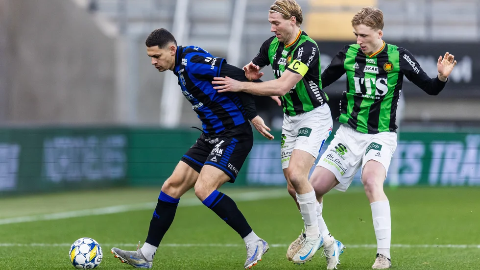 Yousef Salech i kamp med August Wängberg och Filip Beckman under söndagens match.