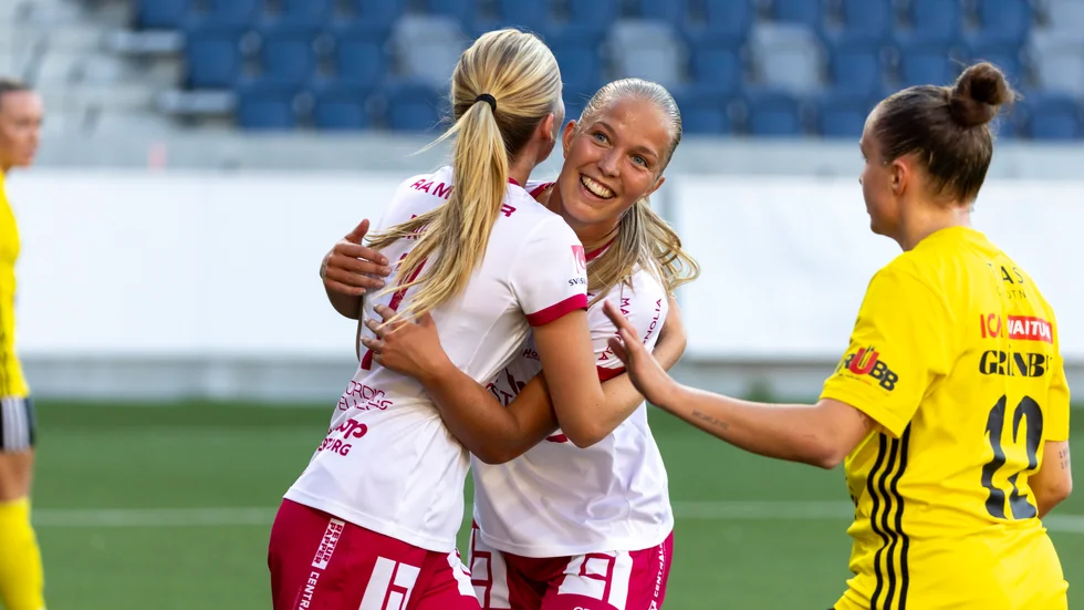 Glädje i Uppsala när laget avslutade säsongen med seger och Lisa Frisk(t h) avgjorde matchen med två mål(Arkivbild).