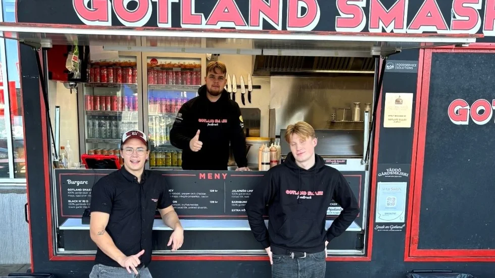 Gotland Smash Foodtruck-trion Noel Ekström, Benjamin Ljungberg och Elias Swerdhjalt gläds åt att ta plats 18 på Burgerdudes färska världsranking.