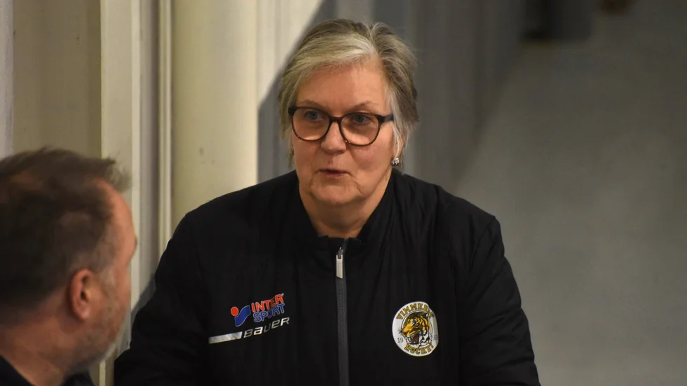 Anita Westerback, ordförande i Vimmerby Hockey, vill inte ge några svar om varför styrelsen valde att undanhålla information i sin kommunikation rörande den avgående klubbchefen.