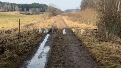 Markägaren har skickat in en bild för att visa hur han brukar märka upp stängslet som är dragen över en gammal väg. Han säger att märkningen i princip såg likadan ut vid olyckstillfället.