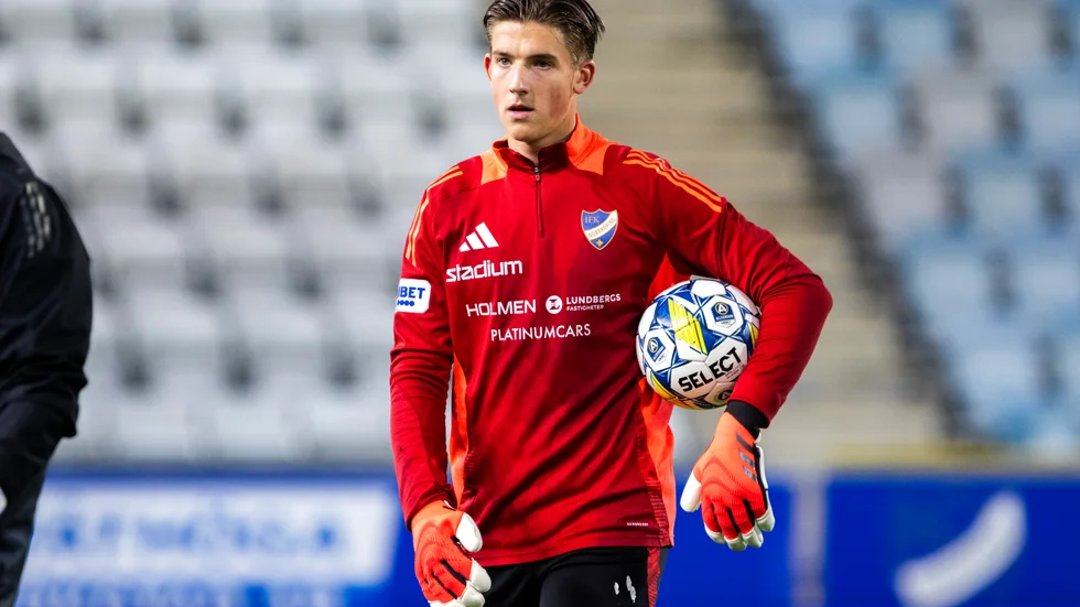 I fjol spelade David Andersson 30 seriematcher för Sylvia, som åkte ur Ettan. Han satt även på bänken i sex allsvenska matcher. I år har 21-åringen varit bofast i IFK:s A-lag, men inte gjort lika många framträdanden: "Det är tråkigt att inte spela, men med tanke på var vi varit har jag haft ett leende på läpparna och pushat grabbarna så att vi kunnat klara skiten vi hamnade i."
