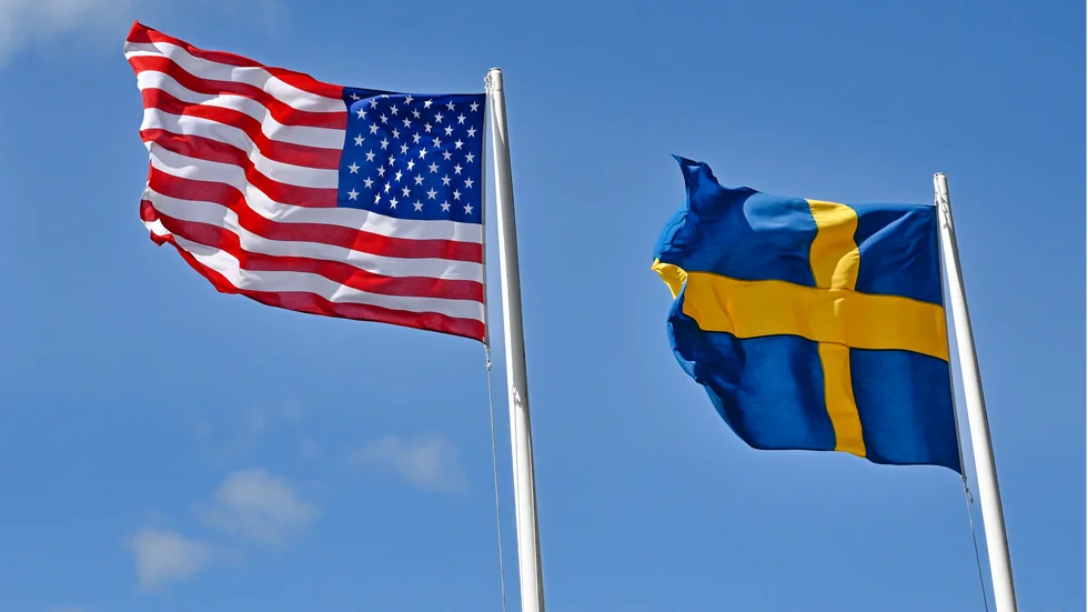 Originalet och kopian. Skribenten tycker att Sverige blir allt mer likt USA. 

 