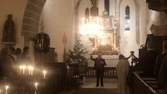 Biskop emeritus Sven-Bernard Fast välsignar julottebesökarna i Hejnums kyrka.