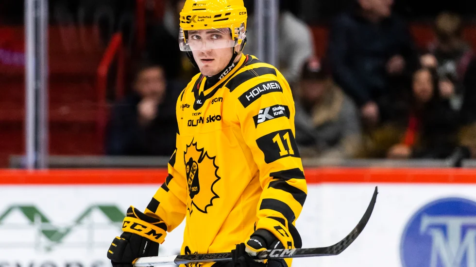 Max Lindholm hoppas AIK kan fortsätta vinna mot Färjestad. Forwarden har även koll på gästernas svagheter.