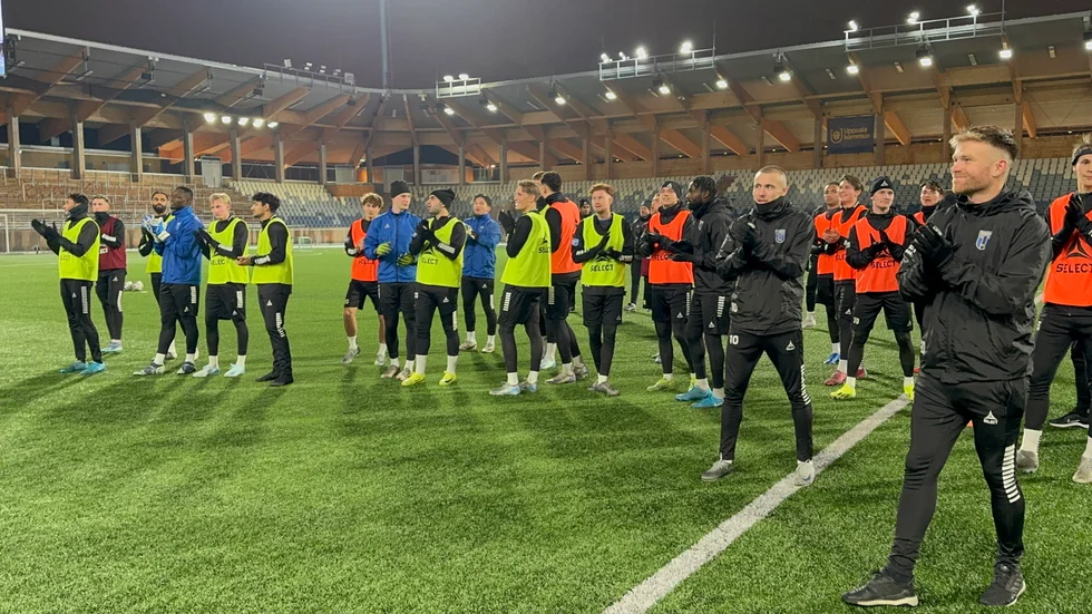 Sirius applåderar supportrarna på Studenternas. 